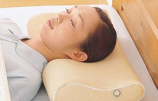怎樣的枕頭對(duì)頸椎好?頸椎病人如何選枕頭 什么材質(zhì)的枕頭更好
