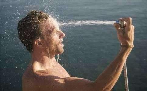 男性洗冷水澡