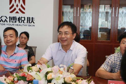 《廣西壯族自治區(qū)亭涼醫(yī)院與廣西八桂皮膚科醫(yī)生集團(tuán)簽訂合作戰(zhàn)略協(xié)議》