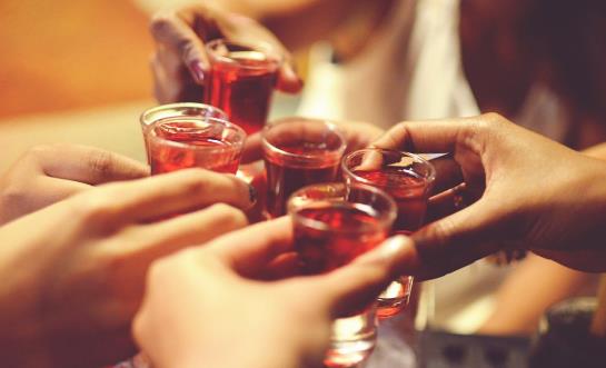 宿醉后怎么辦?醉酒后吃什么好(喝酒解酒的各種小技巧)