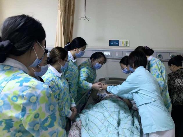 合川宏仁醫(yī)院骨科為4年疼痛的22歲小伙成功實(shí)施雙髖關(guān)節(jié)置換術(shù)