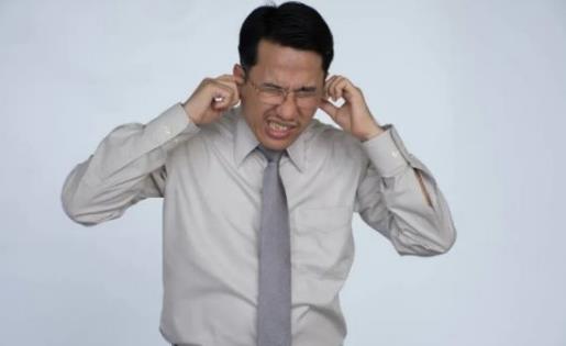 耳朵里有聲音是怎么回事?經(jīng)常采耳有哪些危害?