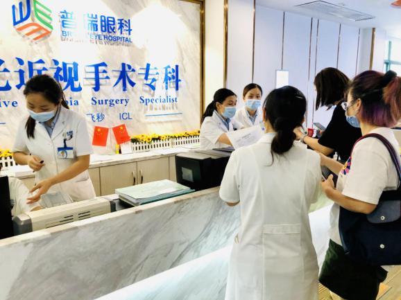 武漢普瑞眼科門診排長(zhǎng)隊(duì),暑期近視手術(shù)扎堆