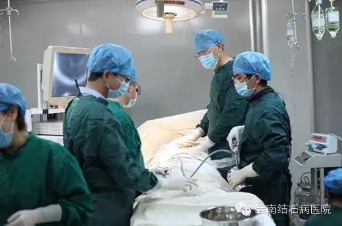 護(hù)膽聯(lián)盟:云南結(jié)石病醫(yī)院高三老師帶石教學(xué)兩年后取出9顆膽結(jié)石
