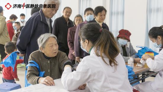 上午,濟(jì)南靜脈曲張醫(yī)院與區(qū)紅十字會(huì)共同開展暖冬義診活動(dòng)。