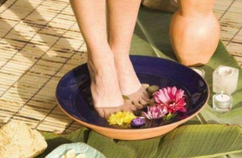 泡腳多長時(shí)間最好?泡腳放什么最好
