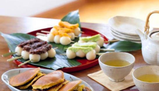 舌苔發(fā)白的原因有哪些?舌苔發(fā)白怎么調理?