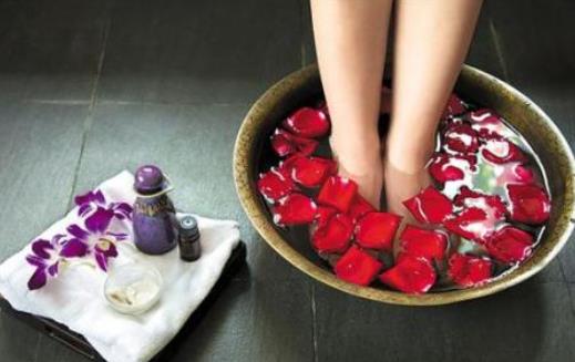 泡腳可以緩解脫發(fā)嗎?泡腳需要注意什么?
