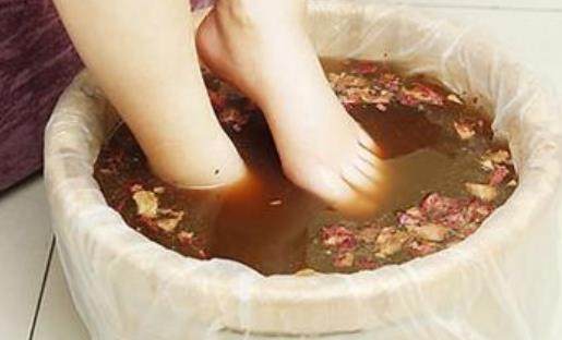 泡腳可以緩解脫發(fā)嗎?泡腳需要注意什么?