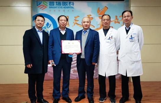 知名眼底病專家許澤駿加盟武漢普瑞眼科醫(yī)院