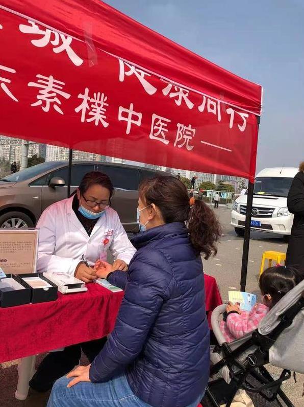 溫暖綠城 健康同行——鄭東素樸中醫(yī)院義診進(jìn)社區(qū)