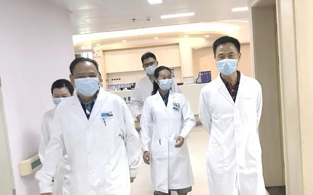 提升醫(yī)療服務(wù)質(zhì)量 |南方醫(yī)院泰成逸園分院總經(jīng)理陸安平日常常規(guī)查房