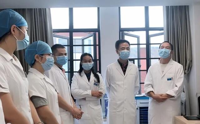 提升醫(yī)療服務(wù)質(zhì)量 |南方醫(yī)院泰成逸園分院總經(jīng)理陸安平日常常規(guī)查房