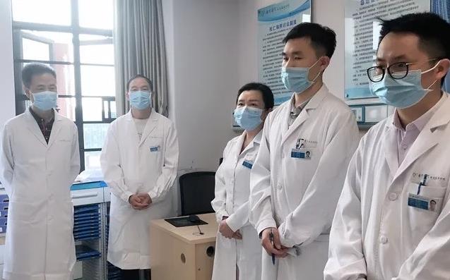 提升醫(yī)療服務(wù)質(zhì)量 |南方醫(yī)院泰成逸園分院總經(jīng)理陸安平日常常規(guī)查房