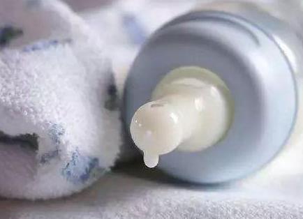 母乳袋要怎么才能排空空氣?母乳喂養(yǎng)的注意事項有哪些