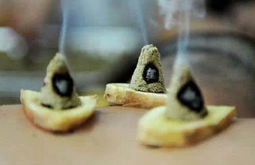 睡眠不好艾灸腳底哪個(gè)地方?艾灸后肚臍出水可以洗澡嗎?