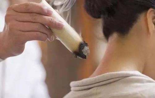 艾灸后肚臍出來的水是汗還是濕氣?睡眠不好能艾灸腳底嗎?