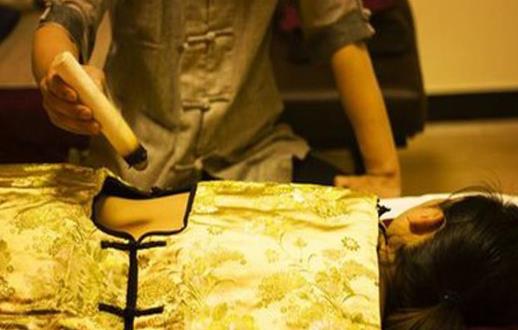 睡眠不好艾灸腳底哪個(gè)地方?艾灸后肚臍出水可以洗澡嗎?