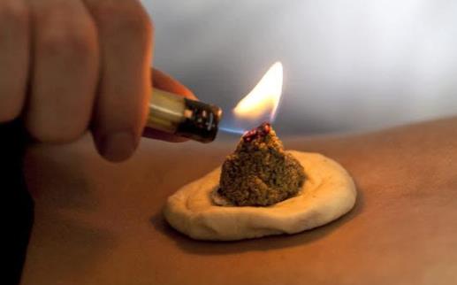 睡眠不好艾灸腳底哪個(gè)地方?艾灸后肚臍出水可以洗澡嗎?