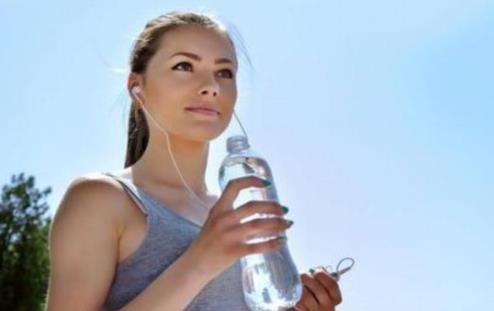 減肥的人每天要喝多少水?洗澡可以減肥嗎?