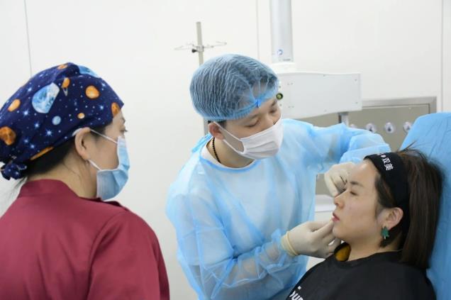 隋冰醫(yī)生以10余年的專業(yè)經(jīng)驗(yàn)為求美者制定治療的方案達(dá)到抗衰的效果
