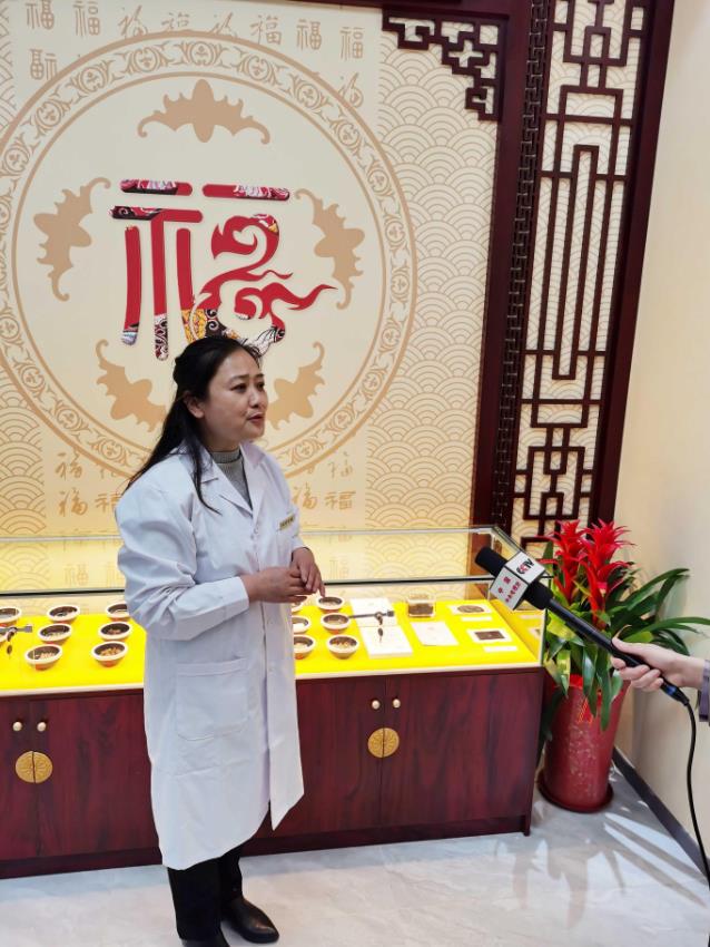 中央電視臺CCTV《發(fā)現(xiàn)品牌》節(jié)目組采訪金賢福乳堂乳腺貼是真的嗎