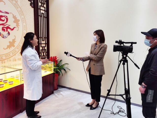 中央電視臺CCTV《發(fā)現(xiàn)品牌》節(jié)目組采訪金賢福乳堂乳腺貼是真的嗎