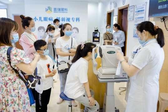 愛眼日“關(guān)注普遍的眼健康”100萬張眼健康體檢卡向湖北居民發(fā)放