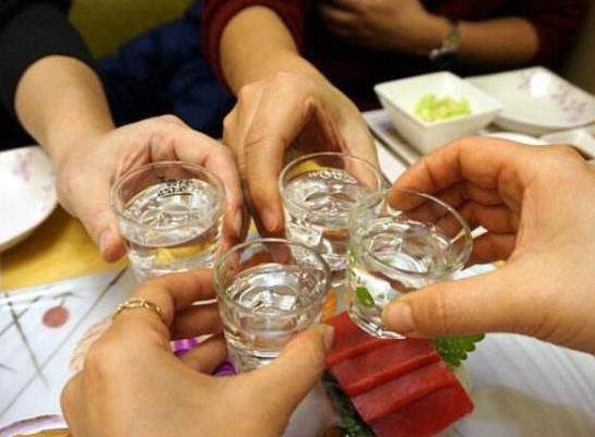 喝酒解酒慢是為什么?喝酒吐不出來東西了還想吐怎么辦?