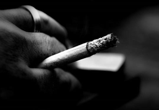 電子煙和香煙哪個危害大?香煙有一點霉點能抽嗎?