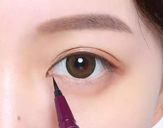 眼瞼上長(zhǎng)小顆粒是為什么?為什么下眼瞼有一個(gè)小洞?