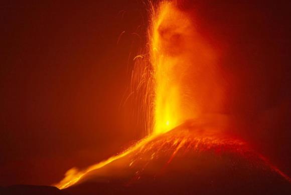 造成火山爆發(fā)的原因是什么?火山爆發(fā)后會帶來哪些危害?