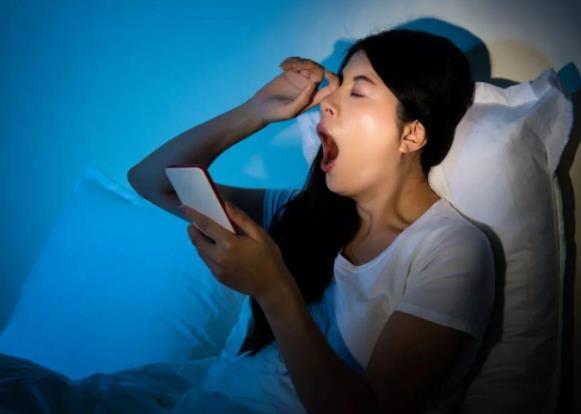 長(zhǎng)期熬夜對(duì)身體會(huì)造成哪些危害?晚上超過(guò)幾點(diǎn)沒(méi)睡才算熬夜?