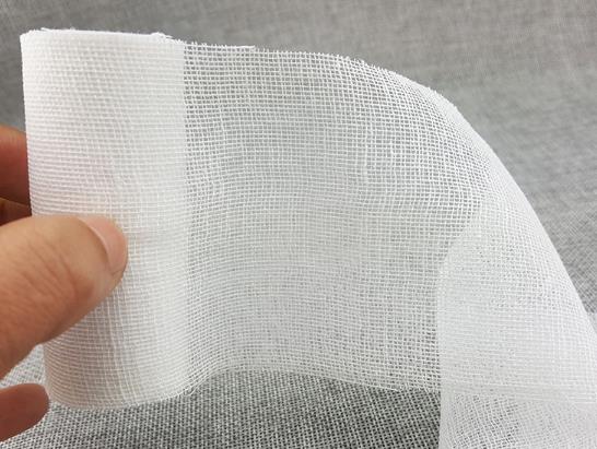 傷口是敞開(kāi)還是貼紗布好?傷口被紗布粘住了可以不取嗎?