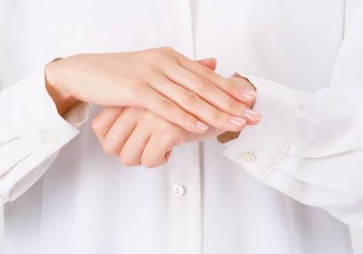 長(zhǎng)汗皰疹很癢怎么辦?手沒(méi)有汗為什么會(huì)有汗皰疹?