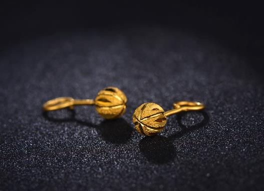 耳洞硬硬的可以擠嗎?為什么戴耳釘耳洞會(huì)臭?