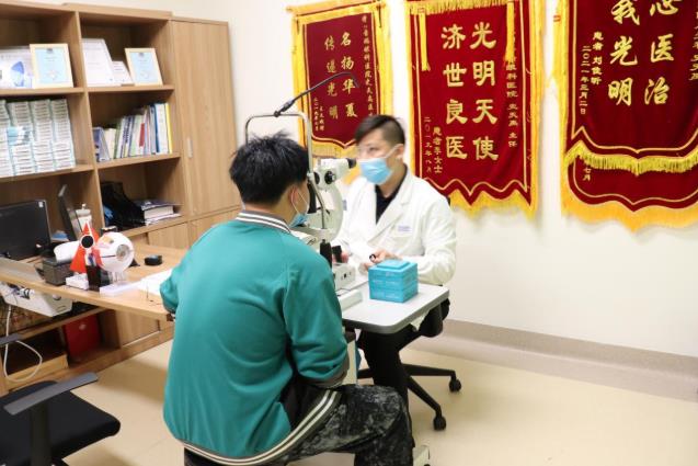 暑期摘鏡總動員沈陽普瑞眼科醫(yī)院助沈陽小伙重拾自信