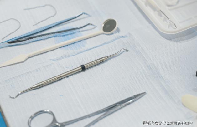 武漢仁愛口腔醫(yī)師告訴你:牙齒矯正復(fù)診少不了