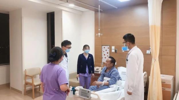 合肥京東方醫(yī)院怎么去 綜合外科晚夜間醫(yī)護團隊共同查房