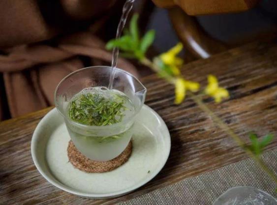 每次喝綠茶放多少好一點(diǎn)?綠茶有沒(méi)有降火的效果
