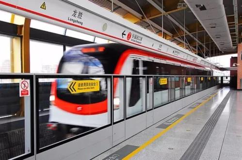 走紅運(yùn)!深圳地鐵“變紅了”?——“金活依馬打正紅花油”主題列車(chē)上線