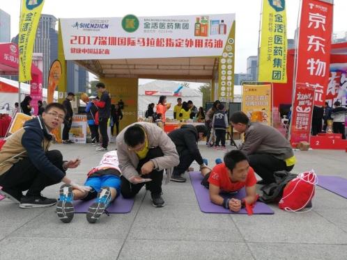 走紅運(yùn)!深圳地鐵“變紅了”?——“金活依馬打正紅花油”主題列車(chē)上線