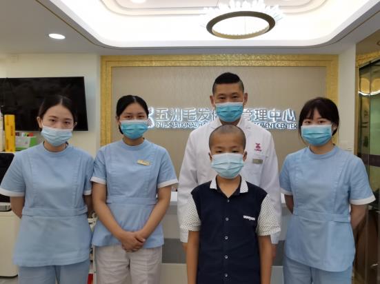 武漢五洲整形“有愛童享”公益救助11歲“禿頂男孩”:植回自信,重拾未來