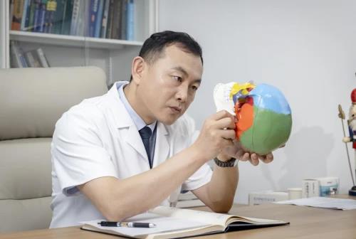 西安國(guó)際醫(yī)學(xué)中心整形醫(yī)院頜面外科主任籍建華用醫(yī)療技術(shù)創(chuàng)作頜面藝術(shù)