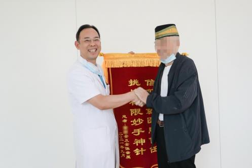 國際醫(yī)學(xué)整形醫(yī)院王愛武 籍建華與胸科聯(lián)合修復(fù)腫瘤切除后心肺外露創(chuàng)面