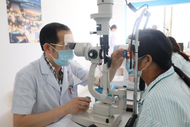 2500度超高度近視又白內(nèi)障又眼底問題 上海眼科醫(yī)生“一提一!敝委煼桨竿炀人