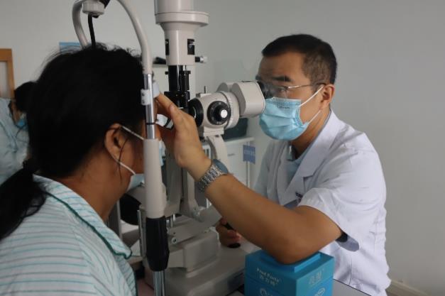 2500度超高度近視又白內(nèi)障又眼底問題 上海眼科醫(yī)生“一提一!敝委煼桨竿炀人