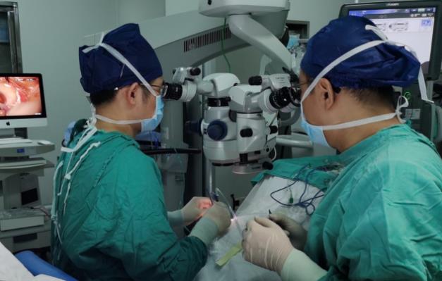 2500度超高度近視又白內(nèi)障又眼底問題 上海眼科醫(yī)生“一提一!敝委煼桨竿炀人