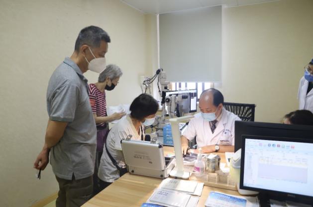 上海眼科專家化身主播,中秋佳節(jié)陪老人家共話白內(nèi)障、老花那些事