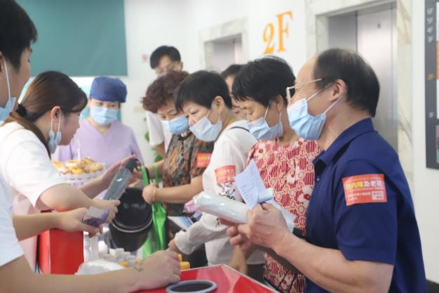 上海眼科專家化身主播,中秋佳節(jié)陪老人家共話白內(nèi)障、老花那些事